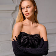 CAROLINE чорна атласна сукня міді з бантом