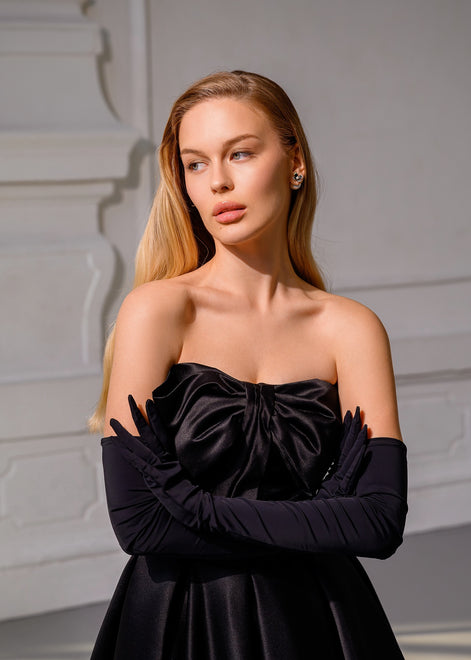 CAROLINE чорна атласна сукня міді з бантом