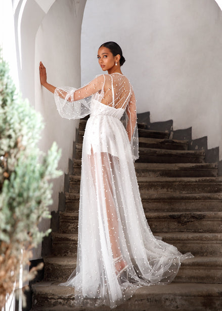 CLARISE будуарна сукня з довгими рукавами та перлинами