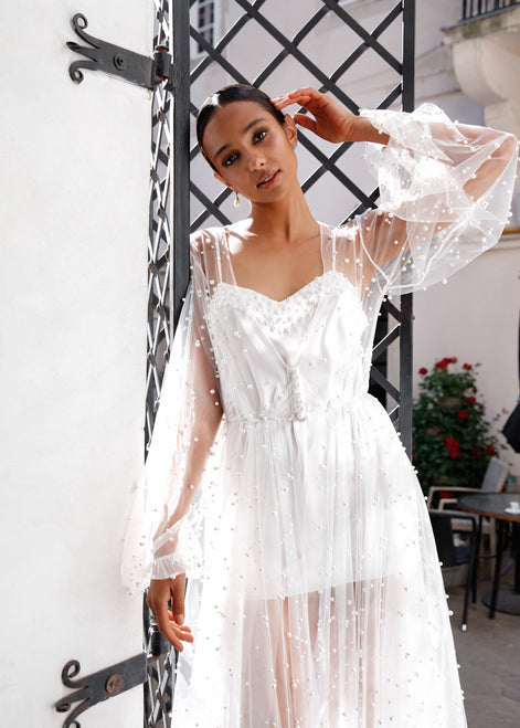 CLARISE будуарна сукня з довгими рукавами та перлинами