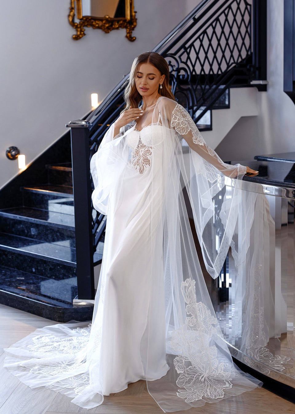 EMBER пеньюар з квітковою аплікацією 