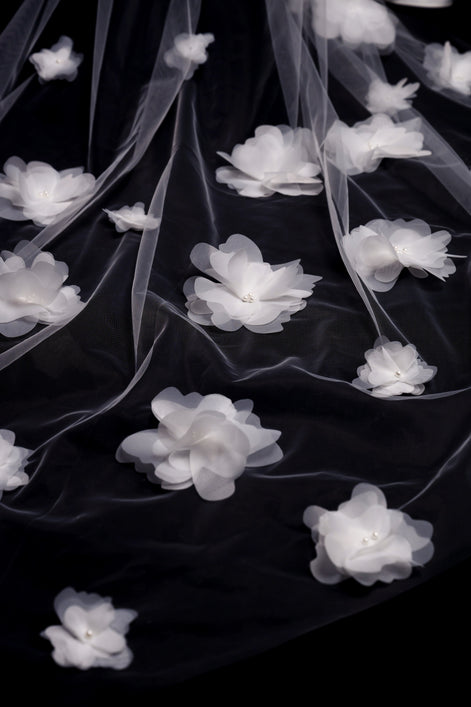 WHITE LOTUS фата з об'ємними квітами