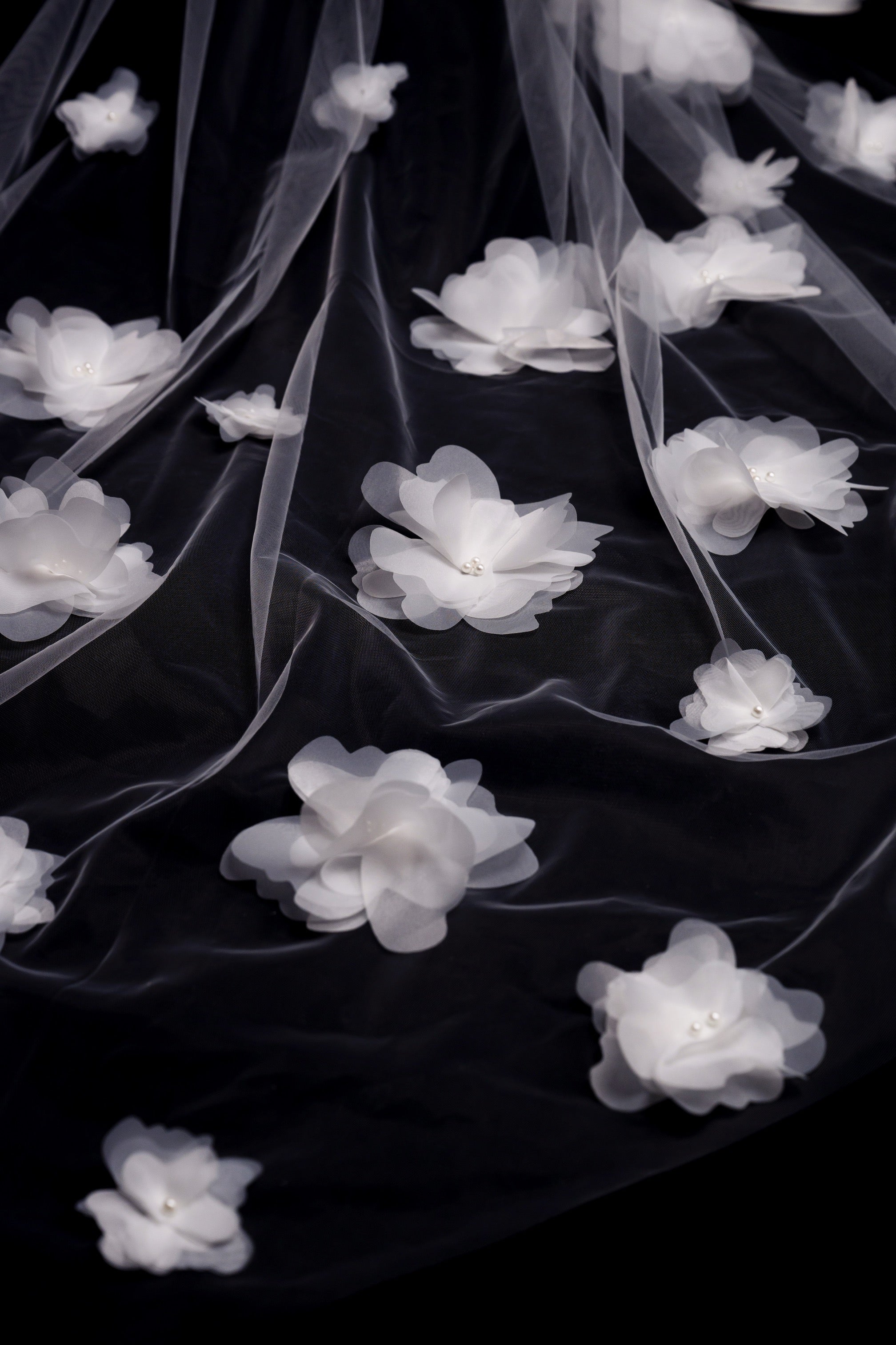 WHITE LOTUS фата з об'ємними квітами