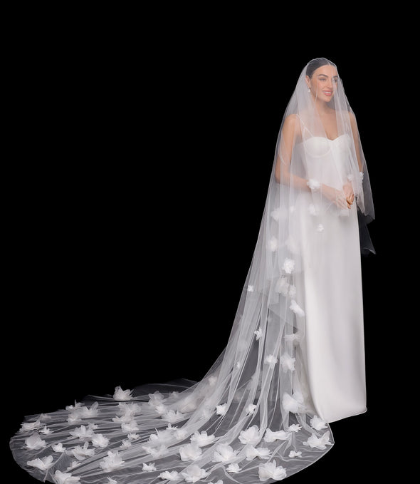 WHITE LOTUS фата з об'ємними квітами